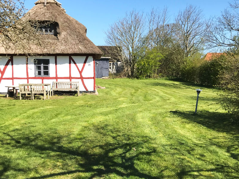 Græsslåning til boligforening og erhverv. Her ved et udlejningssommerhus