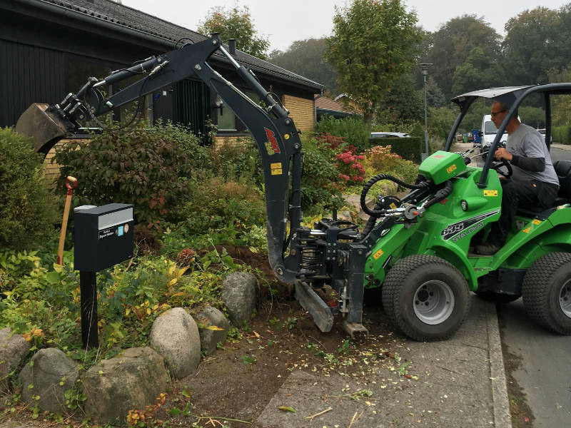 Kørsel med minigraver, hvor forhave skal fornyes