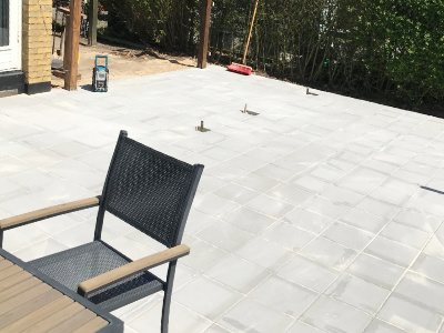 Ny terrasse med betonfliser