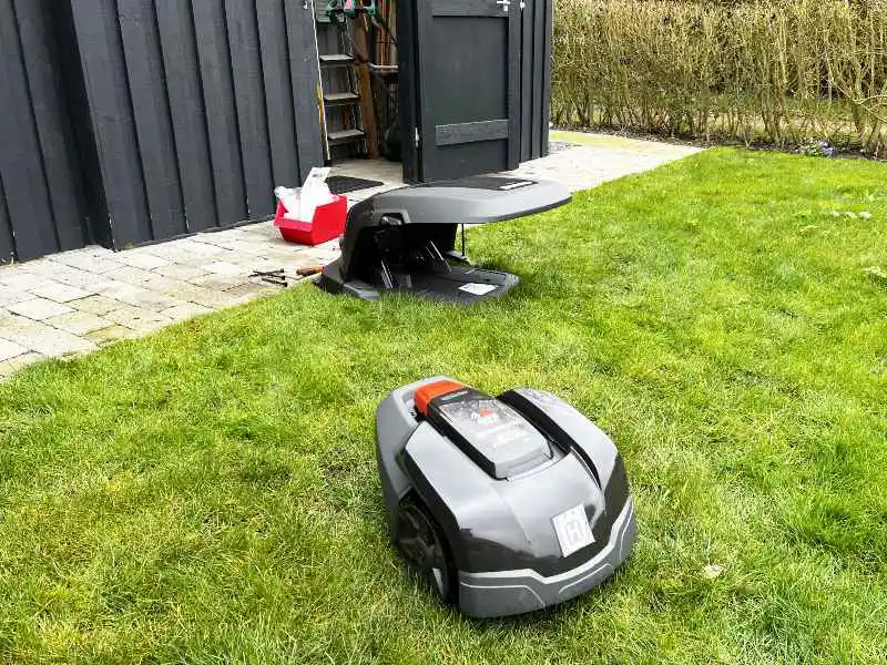 Opsætning af robotplæneklipper i villahave