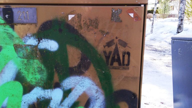 YAD:n logo maalattu sähkökaapin seinään.