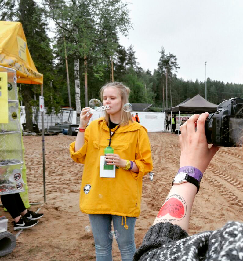 Ihminen puhaltamassa saippuakuplia.