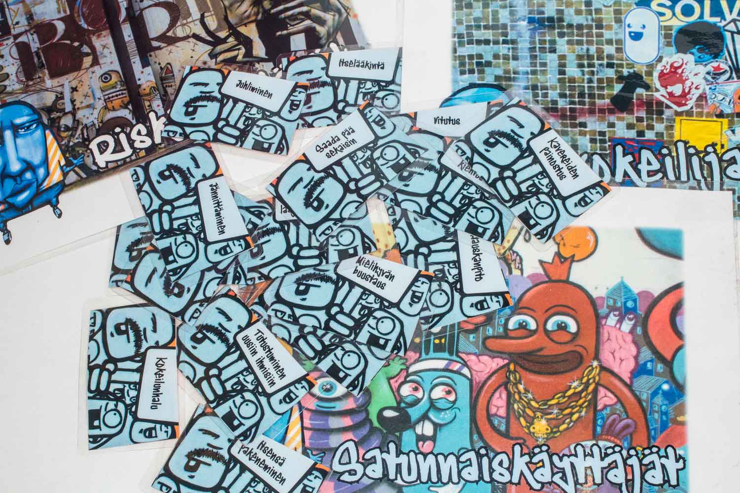 Kuvassa ränni-pelikortit