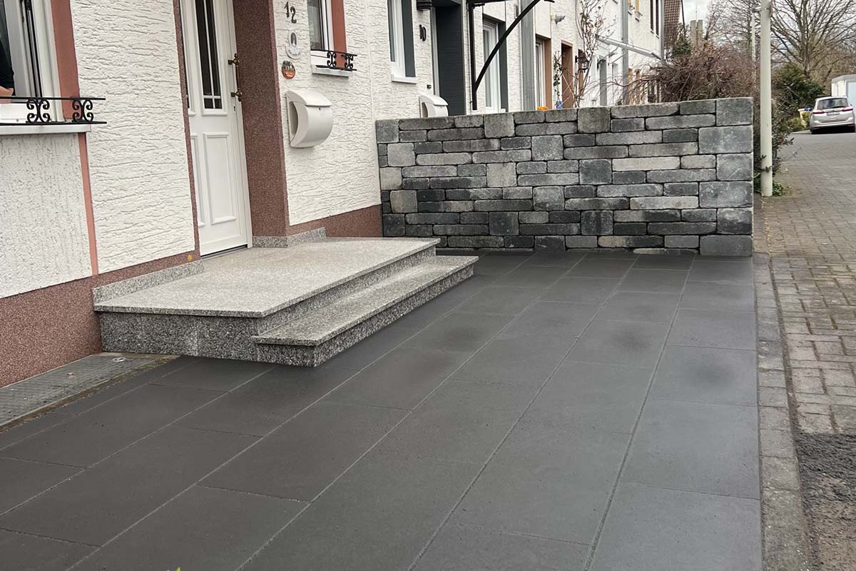 Nachher: neu gestalteter Eingangsbereich mit Treppe und Pflaster