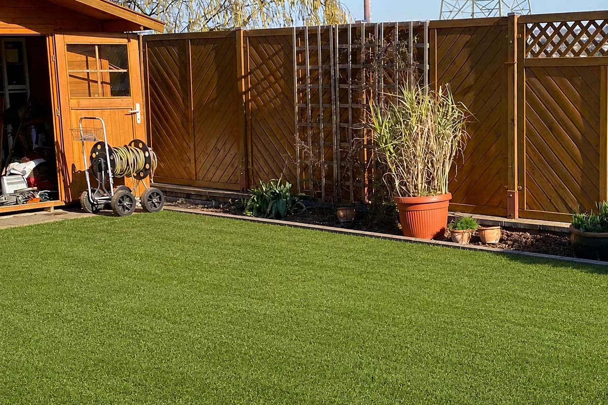 Vorher: Gartenfläche vor dem Verlegen des Rollrasens