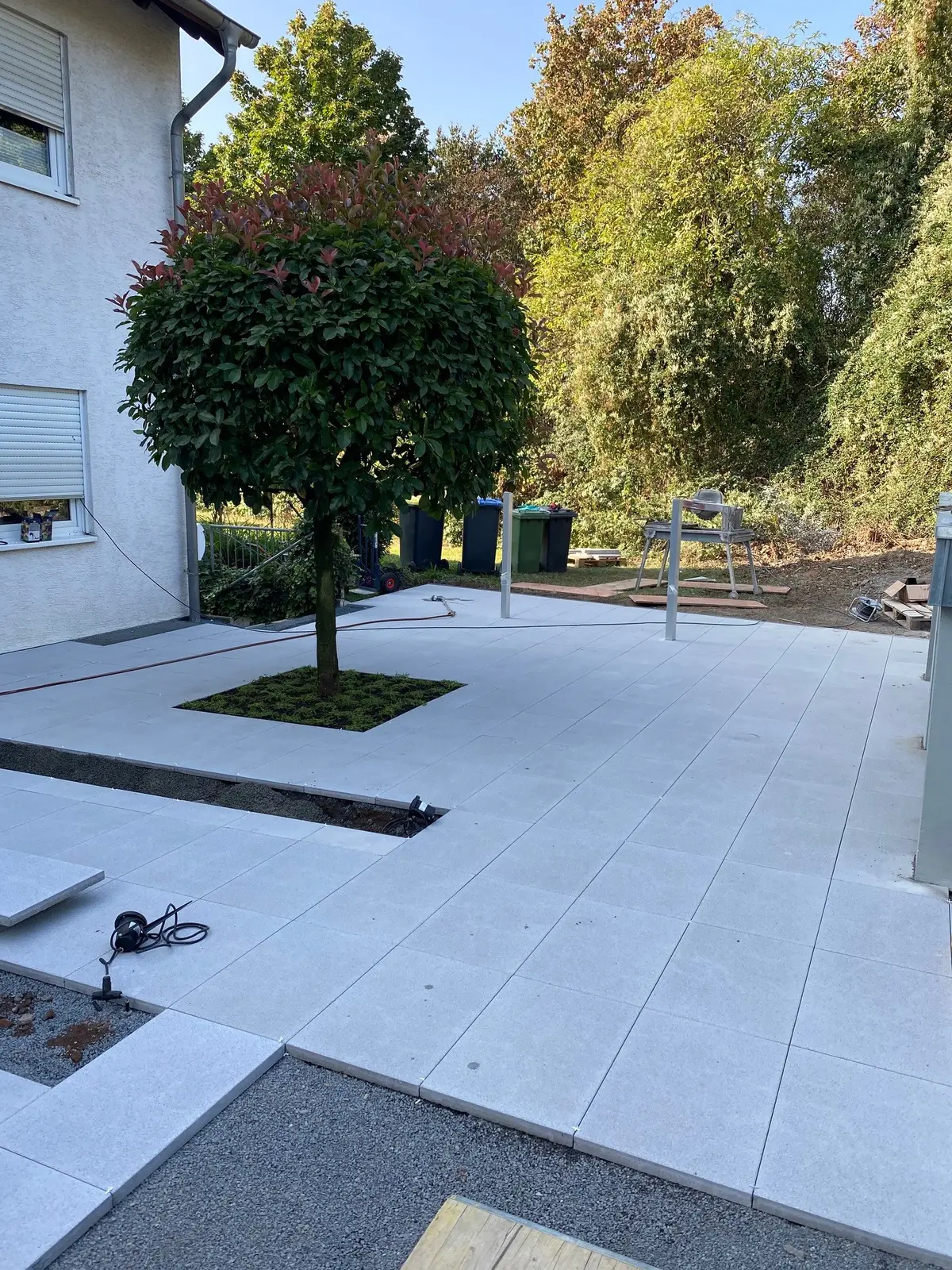 Neu gestalteter Vorplatz mit Baumbeet