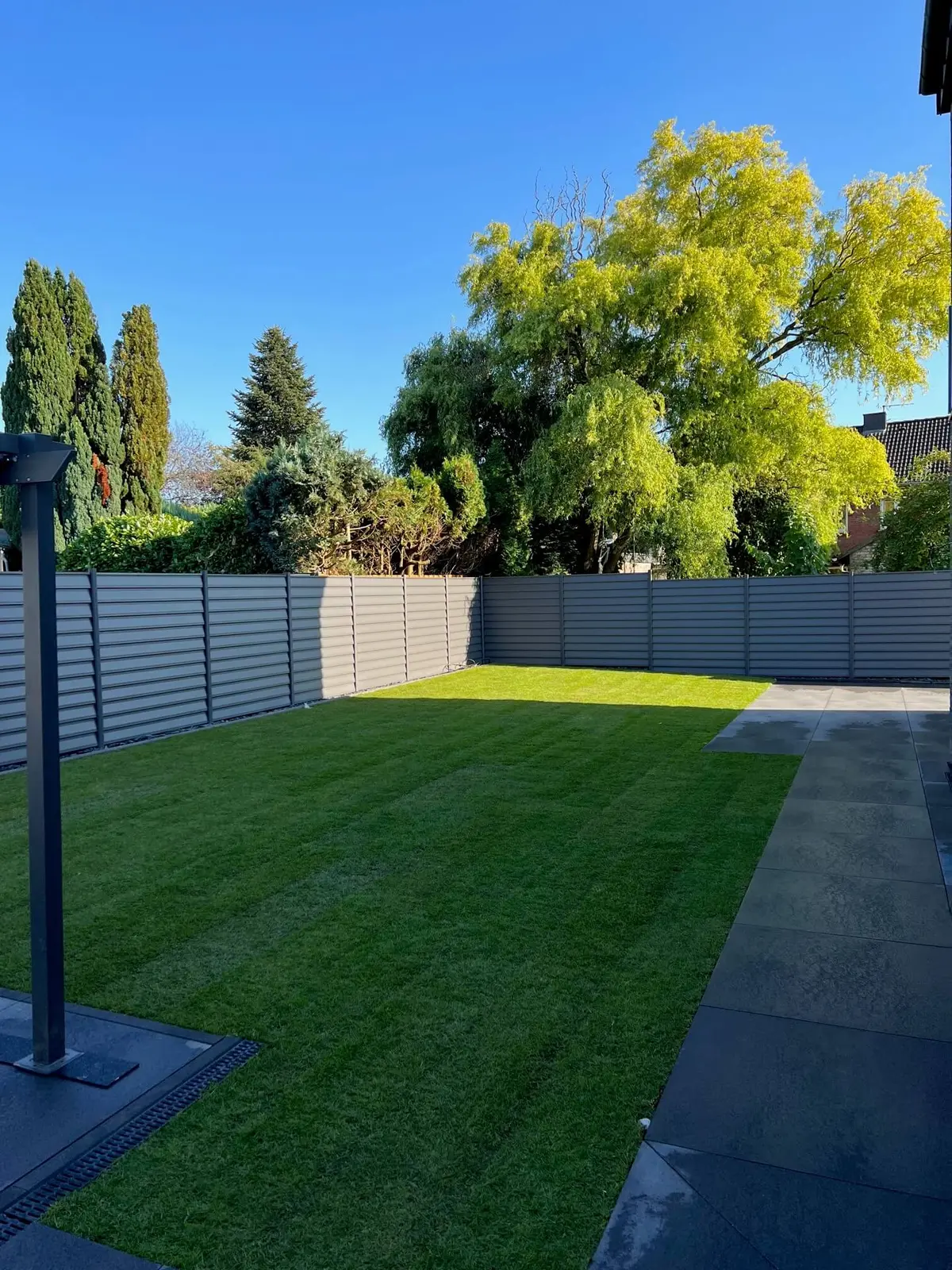 Neu angelegte Gartenanlage mit Sichtschutz