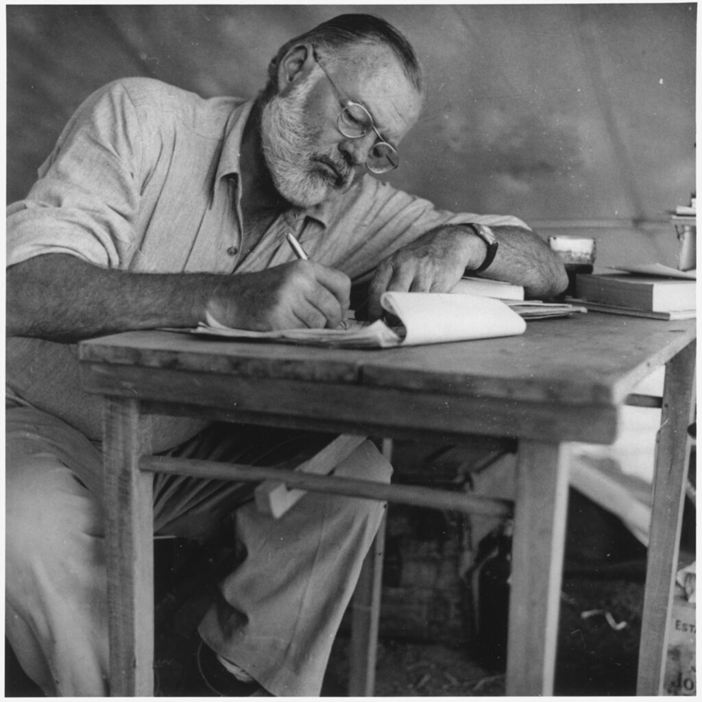 Ernest Hemingway escribiendo