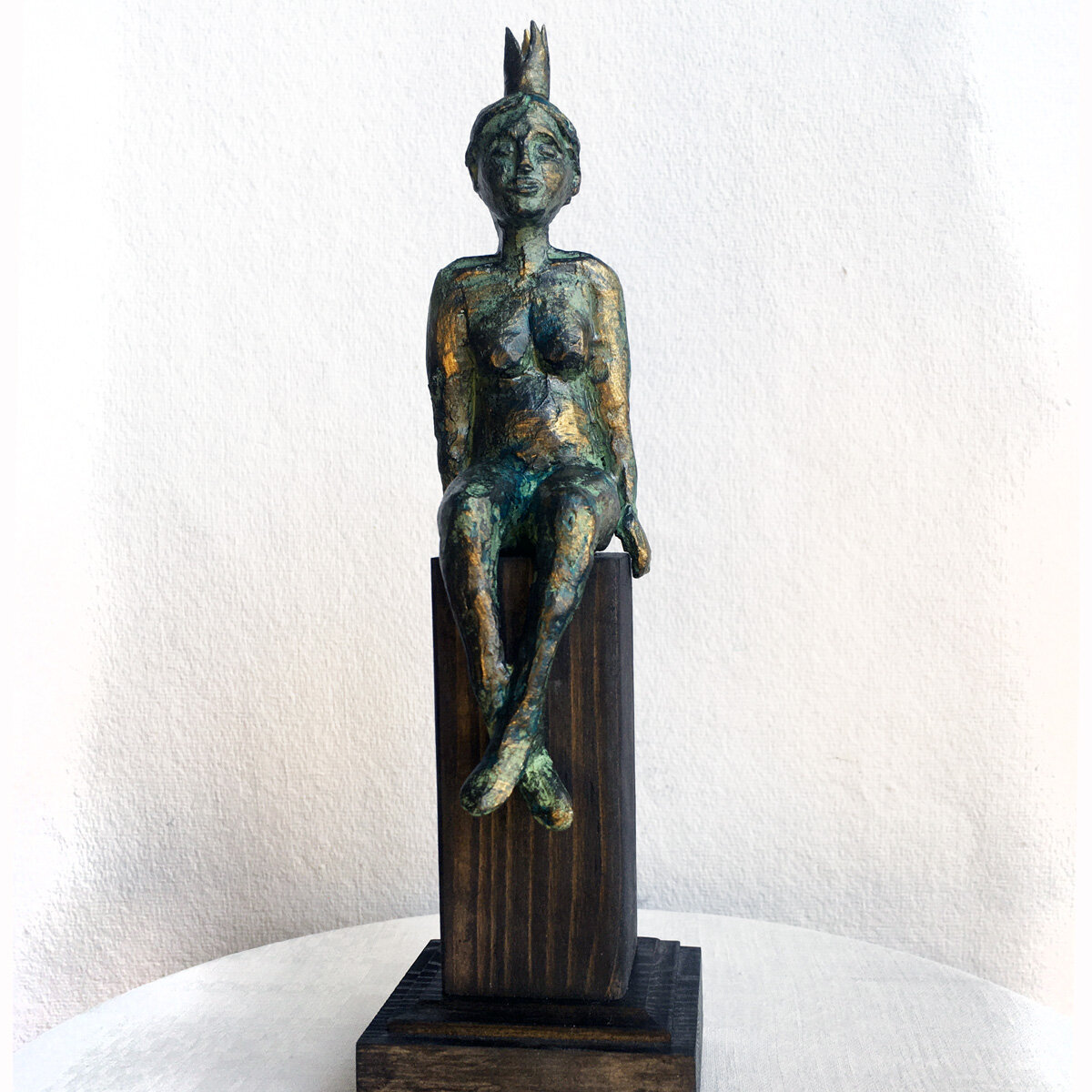 "På piedestal" skulptur i papiermaché. Höjd 26 cm. 2900 kr.