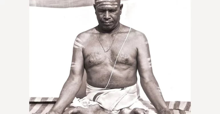 Parmi les maîtres contemporains, Sri K.Patthabi Jois (1915 – 2009) a développé avec son maître Krischnamacharya, une méthode unique appelée Ashtanga Vinyasa yoga.
