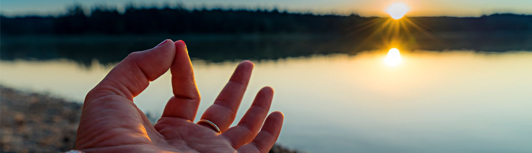 Kundaliniyoga pose i solnedgången