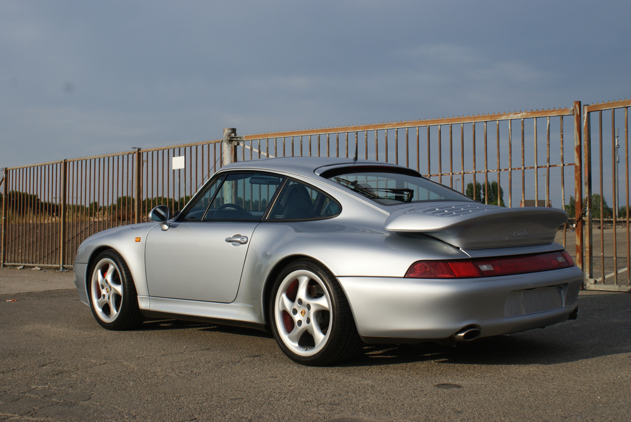 911-youngtimer-Porsche-993-turbo-Polar-silver-1997-10-of-15.jpg