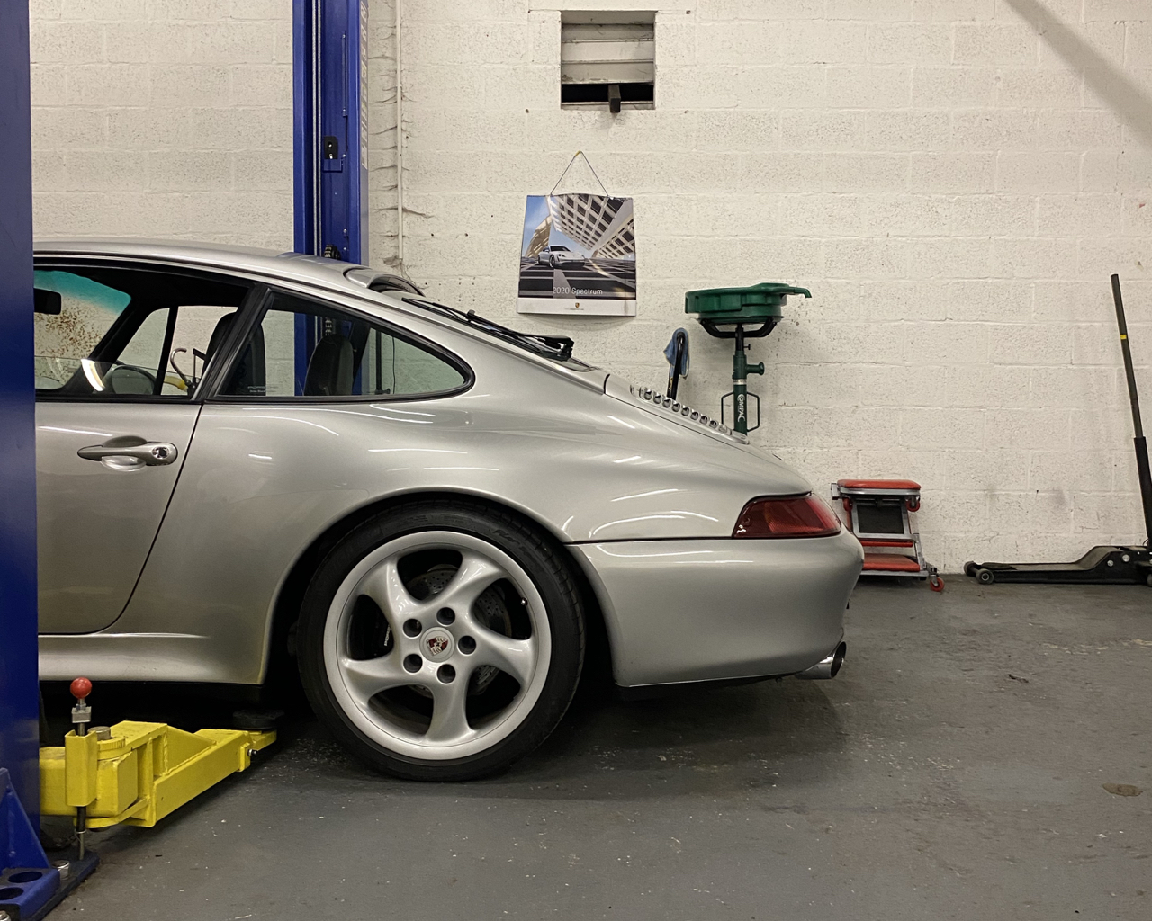 youngtimer.one - Porsche 993 Carrera S - Arctic Silver - 1997 - 2 of 2