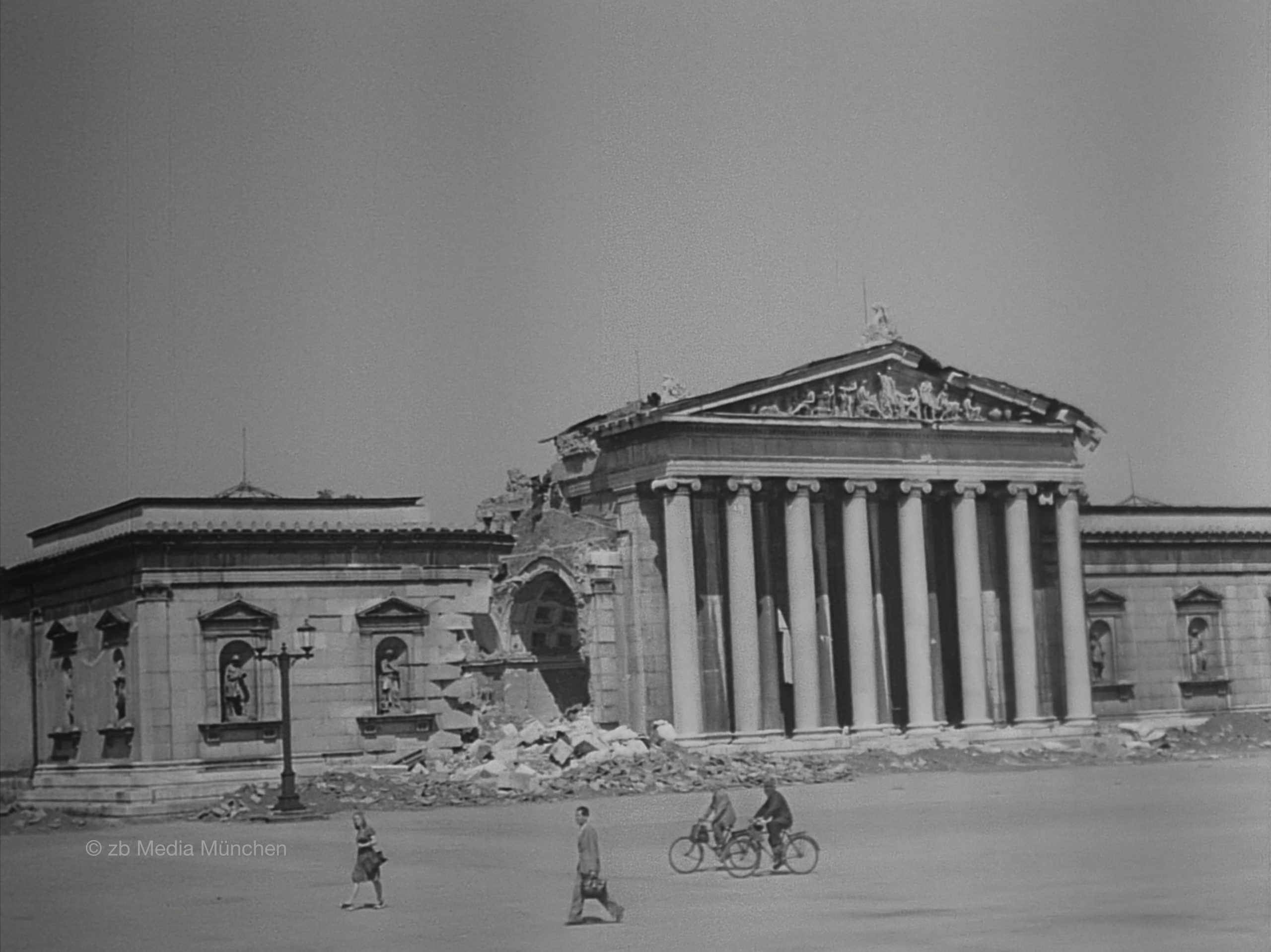 Königsplatz mit Antikensammlung, München 1. Mai 1945