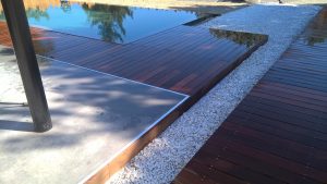 Terrasse et tour de piscine en bois