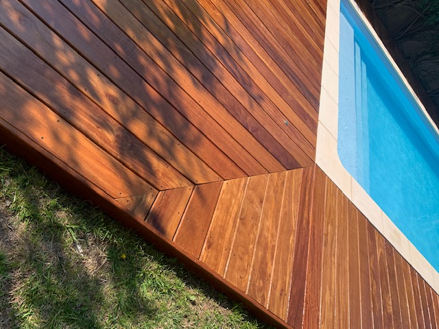 Artisan Spécialiste pour une plage de piscine en bois sur la commune de La  Teste de buch dans la région de Bordeaux - VOG Concepteur de terrasse bois  - VOG Concepteur de