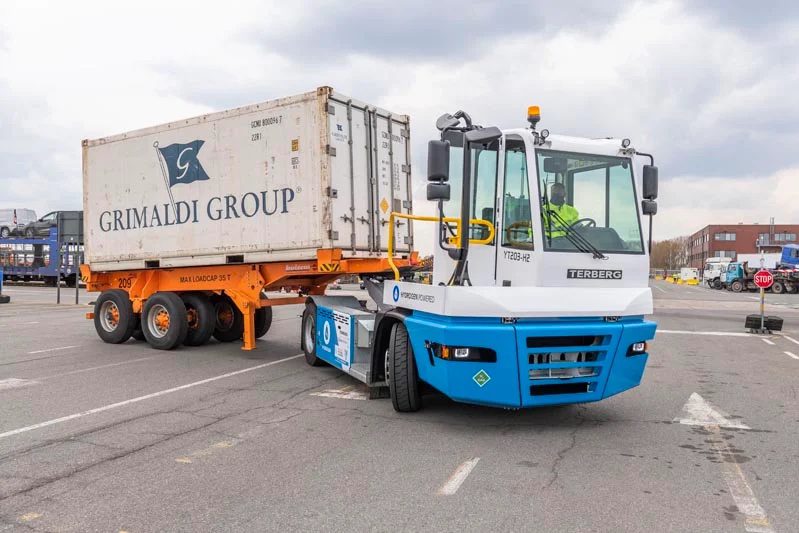 Terberg YT203-H2 in action at Antwerp Euroterminal, hydrogen tractor driving in port