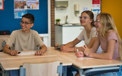 extern drie bovenbouw leerlingen luisteren naar instructie (1)