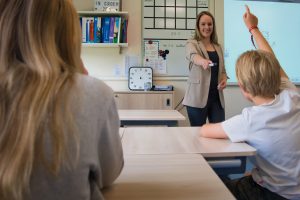 extern leerkracht wijst leerling aan om antwoord te geven