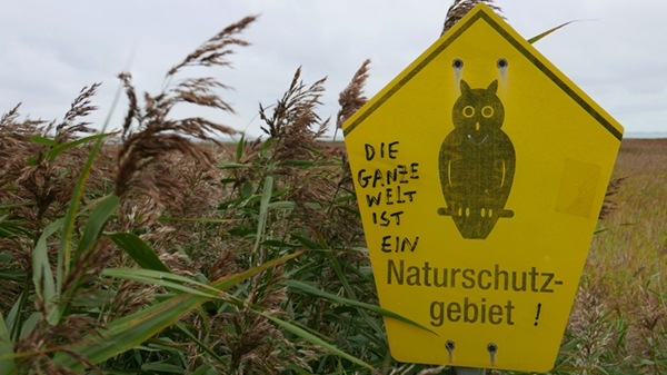 Ein Schild mit einem besonderen Appell Naturschutzgebiet überall